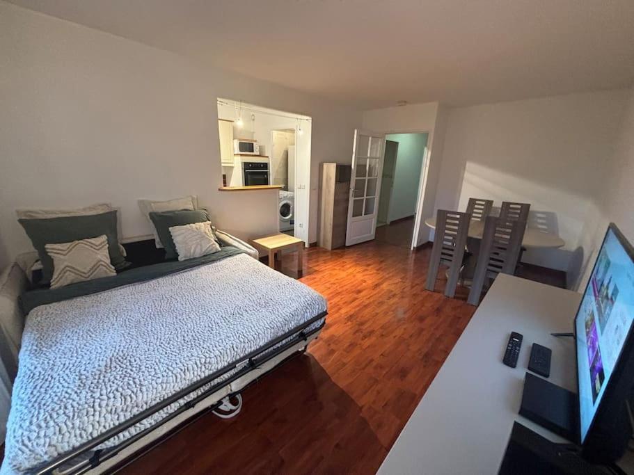 Apartamento F3 Avec Balcon 5 Min Gare Sqy Et Parking Gratuit Guyancourt Exterior foto