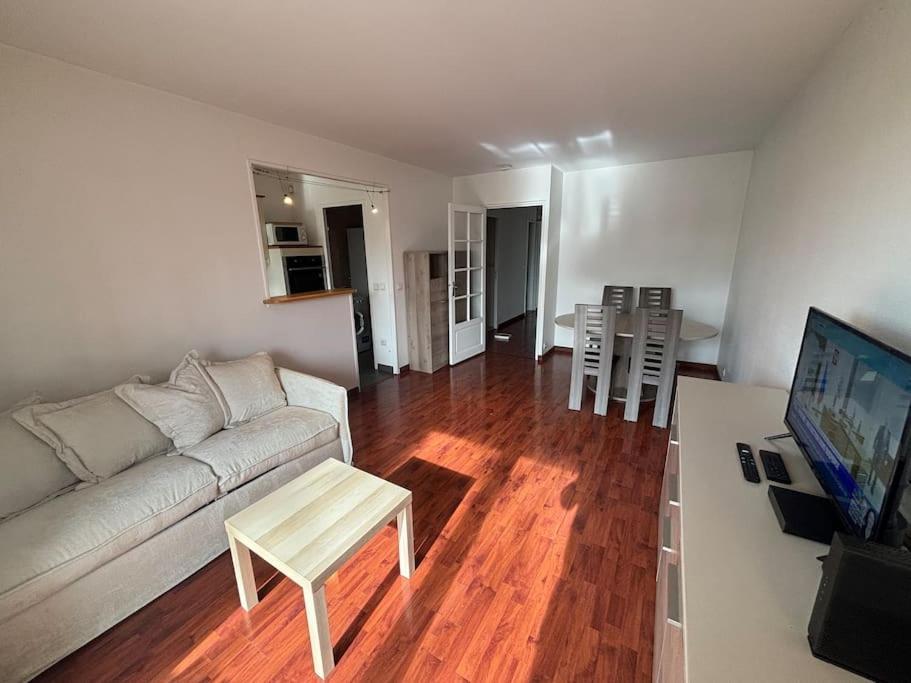 Apartamento F3 Avec Balcon 5 Min Gare Sqy Et Parking Gratuit Guyancourt Exterior foto
