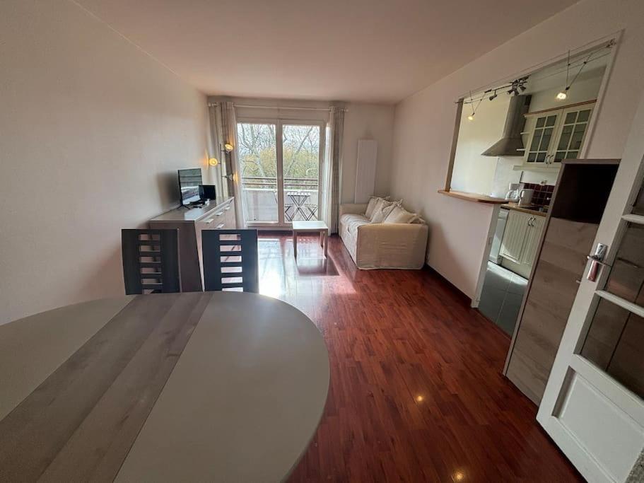 Apartamento F3 Avec Balcon 5 Min Gare Sqy Et Parking Gratuit Guyancourt Exterior foto